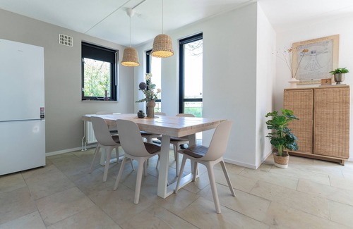 Ewijk Villa | Charming lakeside getaway with modern comfort and stunning water views. Perfect for a peaceful retreat or a romantic escape.