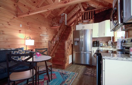 Ashtabula Cabin | Charming Lakeview Cabin Near Geneva-On-The-Lake, The Perfect Getaway!