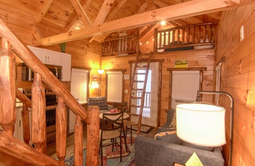 Ashtabula Cabin | Charming Lakeview Cabin Near Geneva-On-The-Lake, The Perfect Getaway!