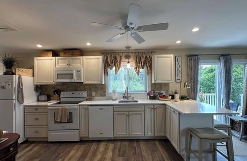 Pittsfield Cottage | Charming Lakeview Cottage in Heart of the Berkshires