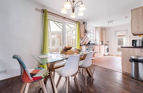 Hainault House | Charming Large 3 Bedroom House/Garden in Greater London, Chigwell