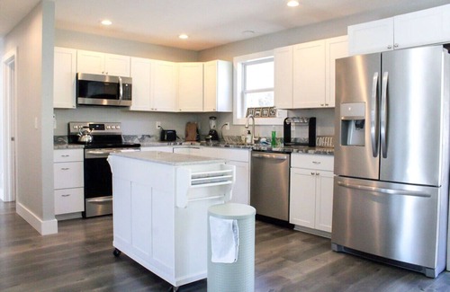 Leicester House | Charming Leicester 3BR Bungalow + Firepit
