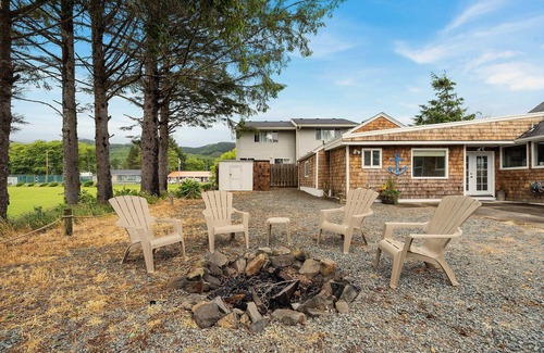 Rockaway Beach House | Charming, lg beach home 5 blocks to sand/town, HOT TUB, firepit,TV.Dog ok.