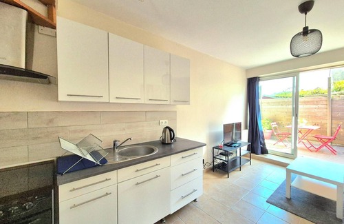 Taden House | Charming little house with pretty terrace