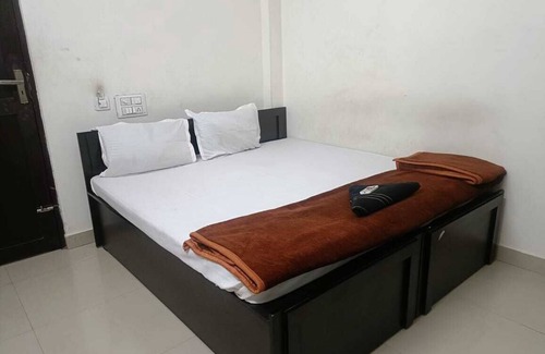Kochi Hotel | Charming lodge in serene Kochi with WiFi, AC