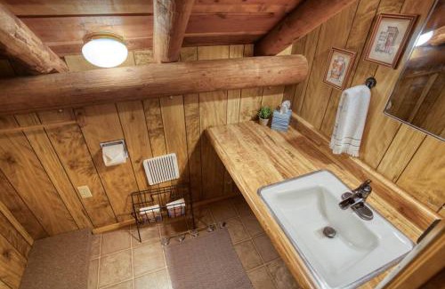 Pinetop-Lakeside House | Charming Log Cabin in Tall Pines with Fire Pit Near Trails & Lake