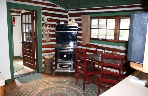 Bozeman House | Charming Log Cabin In Beautiful Cottonwood Canyon, Just Outside of Bozeman