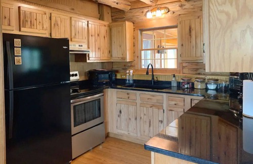 Sleepy Hollow Cabin | Charming log cabin by Berkeley Springs w/hot tub!