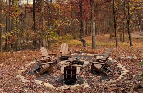 Sleepy Hollow Cabin | Charming log cabin by Berkeley Springs w/hot tub!