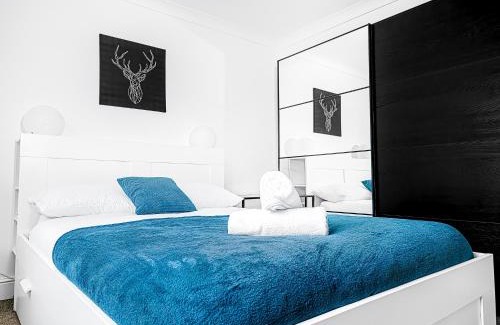 Arnos Grove Apartment | Charming London Home, Opp Arnos Grove Underground Station, Parking