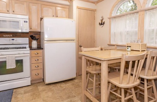 Fennville Cottage | Charming Lower Scott Lake 3 bedroom home