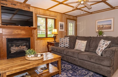 Fennville Cottage | Charming Lower Scott Lake 3 bedroom home