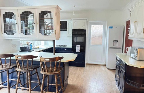 Luton House | Charming Luton Home for Families & Business Stays