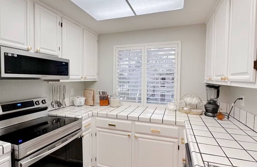 Redwood Shores House | Charming Luxury 2BR w/Monitor & Adjustable desk