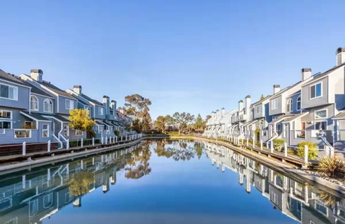 Redwood Shores House | Charming Luxury 2BR w/Monitor & Adjustable desk