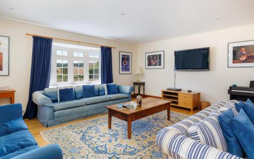 Ventnor House | Charming Manor Pool House with Heated Pool, Tennis Court & Gardens - Isle of Wight Rural Countryside Escape