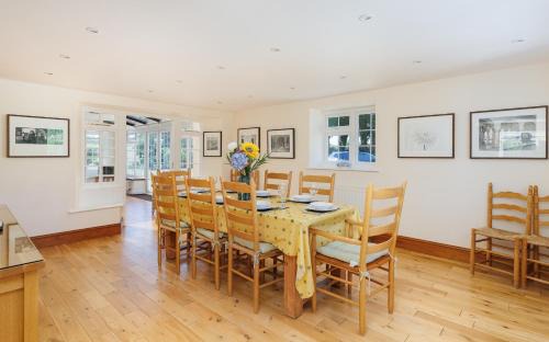 Ventnor House | Charming Manor Pool House with Heated Pool, Tennis Court & Gardens - Isle of Wight Rural Countryside Escape