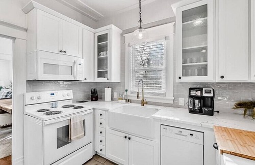 Coeur d'Alene Cottage | Charming Midtown Cottage, 11 straight blocks to Sherman Ave/Downtown Boat Launch