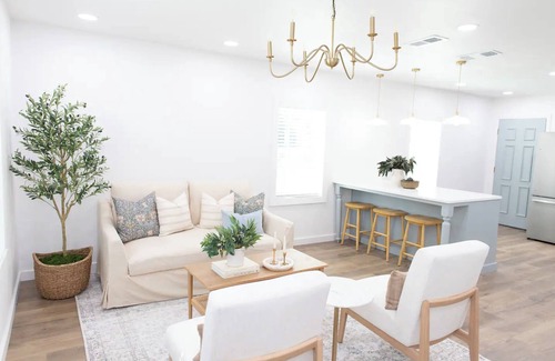 Belton House | Charming Modern Cottage Getaway – Cozy, Stylish, & Perfectly Located!