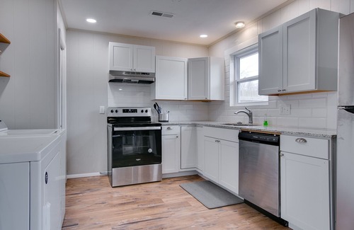 Fayetteville House | Charming modern duplex minutes to downtown Fayetteville