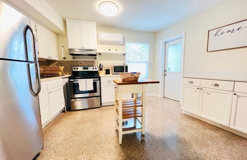 Edgewood House | Charming Modern Beach/Farm Style Home| King Beds