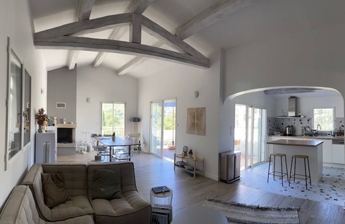 Evenos Villa | Charming modern villa with vineyard view