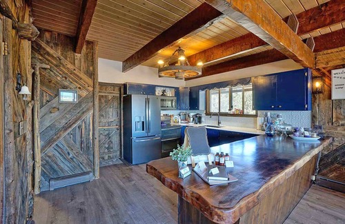 Montrose House | Charming Mountain Chalet with Stunning Views