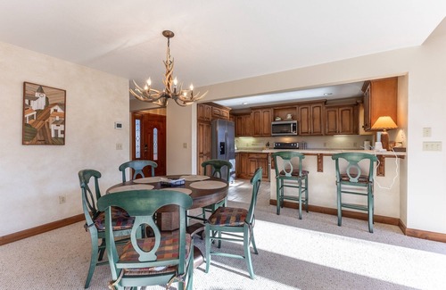 Whittier House | Charming Mountain Getaway| Wifi | Country Club
