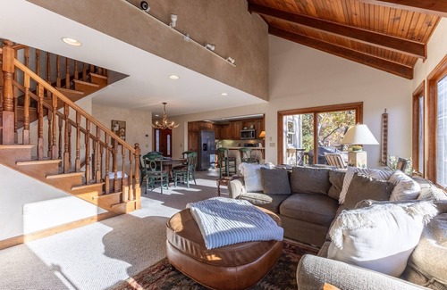 Whittier House | Charming Mountain Getaway| Wifi | Country Club
