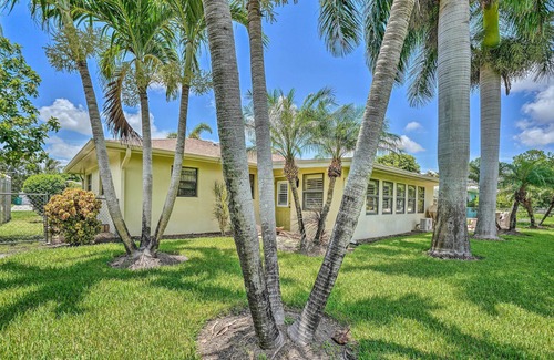 Central Naples Cottage | Charming Naples Home w/Patio ~ 5 Mi to Beach