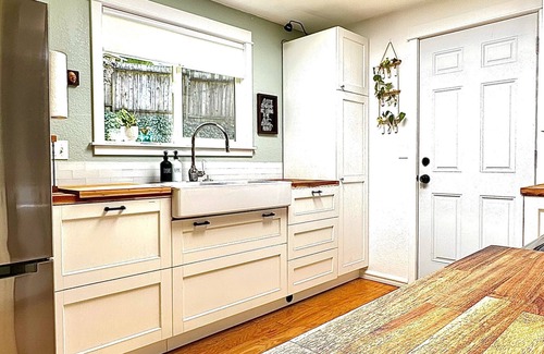 Mount Vernon House | Charming, Newly updated 3 BR Home on a corner lot in Mount Vernon
