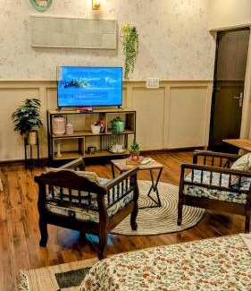 Sushant Lok Bed & Breakfast | Charming Nook & Breakfast Treat
