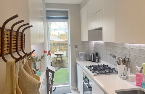 Holland Park Apartment | Charming Notting Hill 2 Storey Flat with Terrace with Private Entrance