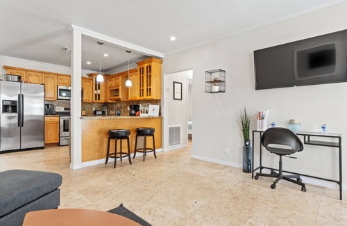 Central Fort Lauderdale Apartment | Charming Oasis with a Pool