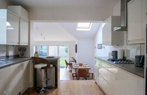 Shepherd's Bush Apartment | Charming Oasis with Garden