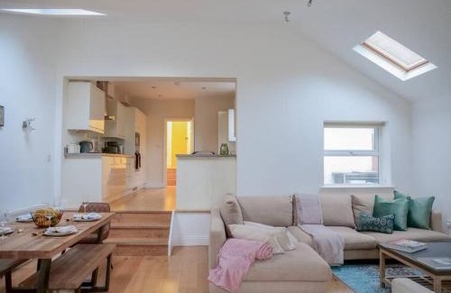 Shepherd's Bush Apartment | Charming Oasis with Garden