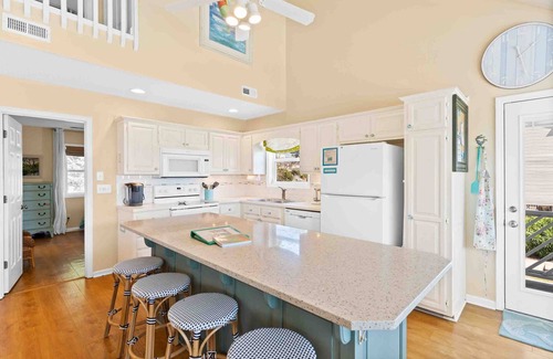 Ocean Isle Beach House | Charming Ocean View Home With a Community Pool