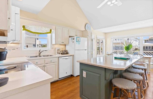 Ocean Isle Beach House | Charming Ocean View Home With a Community Pool