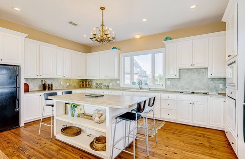Pirates Beach House | Charming oceanfront home w balcony, central AC, & washer/dryer - steps to sand