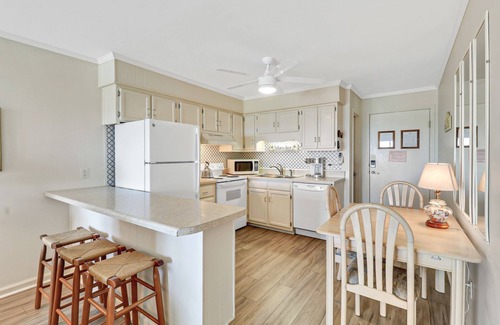 Hilton Head Island Condo | Charming Oceanfront Retreat, Steps from Coligny Plaza!