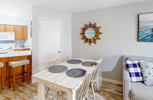 Orange Beach Condo | Charming oceanside condo with patio, free WiFi, washer/dryer & beach access