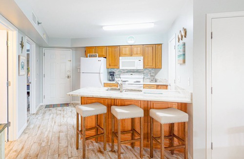 Orange Beach Condo | Charming oceanside condo with patio, free WiFi, washer/dryer & beach access
