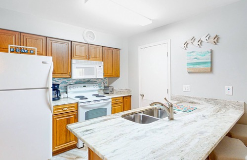 Orange Beach Condo | Charming oceanside condo with patio, free WiFi, washer/dryer & beach access