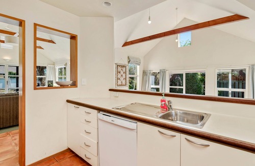 Wanaka Cottage | Charming on Cherry - Wanaka Holiday Home