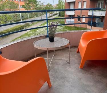 Blagnac Apartment | Charming one bedroom apartment, - pres des commerces et tram FIBRE wifi, Airbus MEET super location