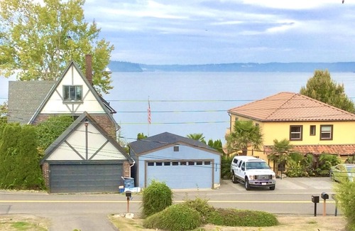 Tacoma House | Charming One Bedroom View Home A Block from Browns Point Lighthouse Park!
