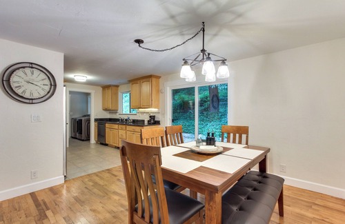 Thurston House | Charming Oregon Home w/Private Pickleball Court!