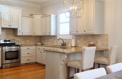 Oxford House | Charming Oxford Townhome - Minutes to Ole Miss and The Square! Sleeps 1-10