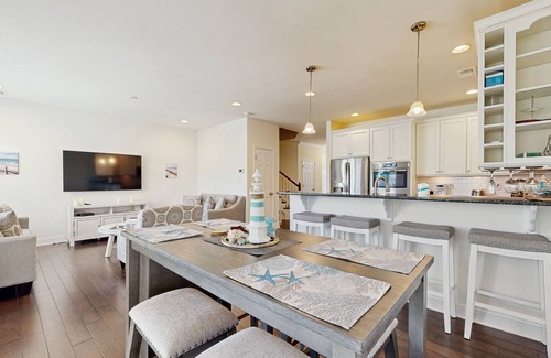 Long Neck House | Charming Peninsula Townhome with Furnished Deck and Patio