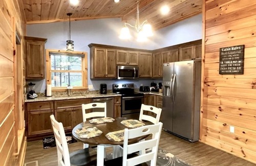 Tellico Plains Cabin | Charming, pet friendly cabin, perfect for fishing, family, hiking and R&R! by RedAwning